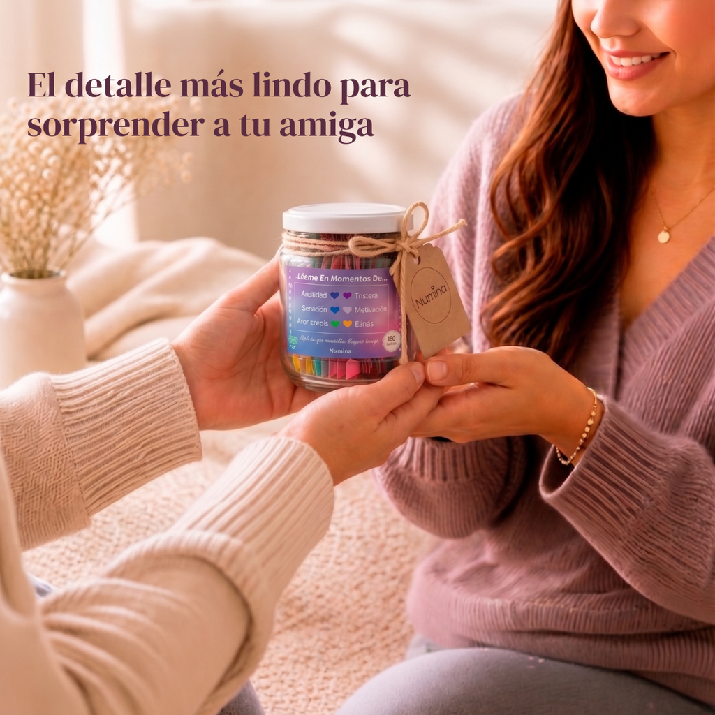 Detalle del frasco Amistad Numina con papelitos enrollados a la vista