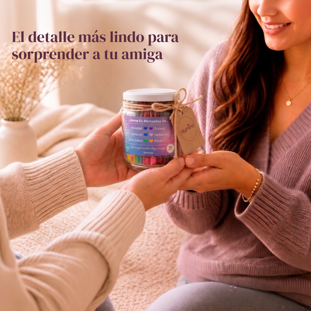 Detalle del frasco Amistad Numina con papelitos enrollados a la vista